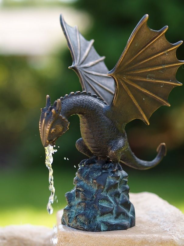 Bronzefigur Drache klein wasserspeiend*