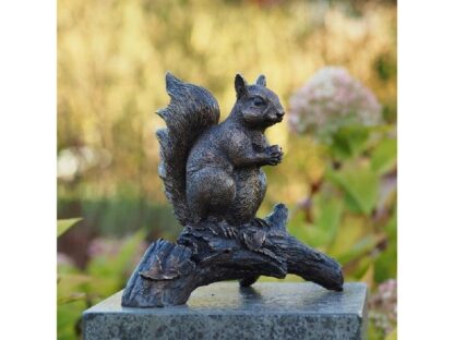 Bronzefigur Eichhörnchen auf Zweig*