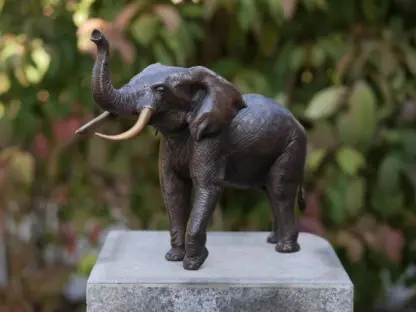 Bronzefigur Elefant, klein*