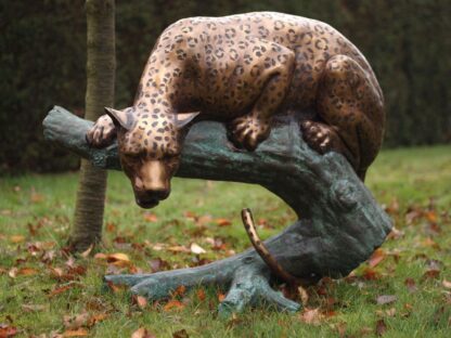 Bronzefigur Gepard auf Stamm*