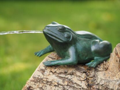 Bronzefigur Grüner Frosch wasserspeiend*