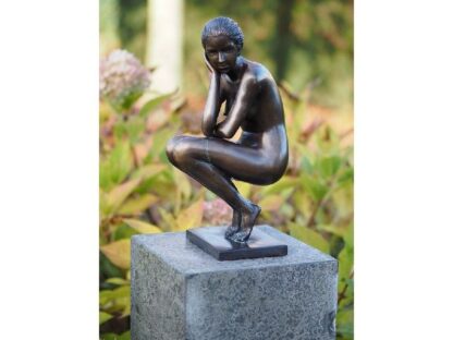 Bronzefigur Hockende Frau*