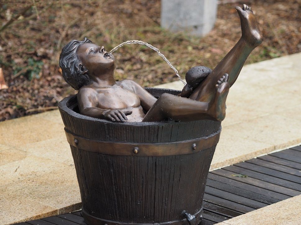 Bronzefigur Junge in Badewanne wasserspeiend*