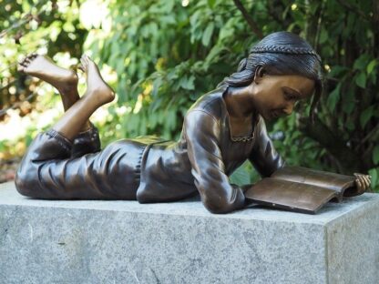 Bronzefigur Lesendes Mädchen*