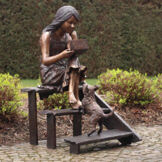 Bronzefigur Mädchen auf der Treppe*