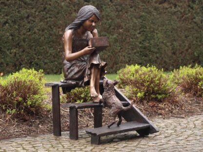 Bronzefigur Mädchen auf der Treppe*
