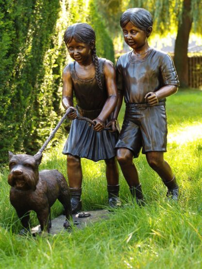 Bronzefigur Mädchen und Junge mit Hund*