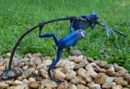 Bronzefigur Regenwaldfrosch auf Zweig blau*