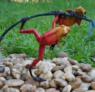 Bronzefigur Regenwaldfrosch auf Zweig rot*