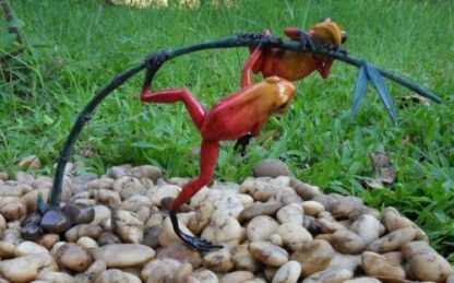 Bronzefigur Regenwaldfrosch auf Zweig rot*
