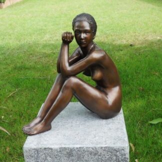 Bronzefigur Sitzende Frau*