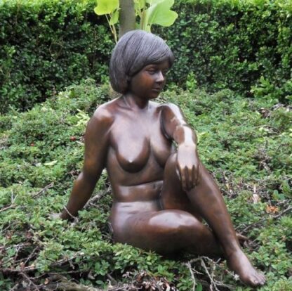 Bronzefigur Sitzende Frau*