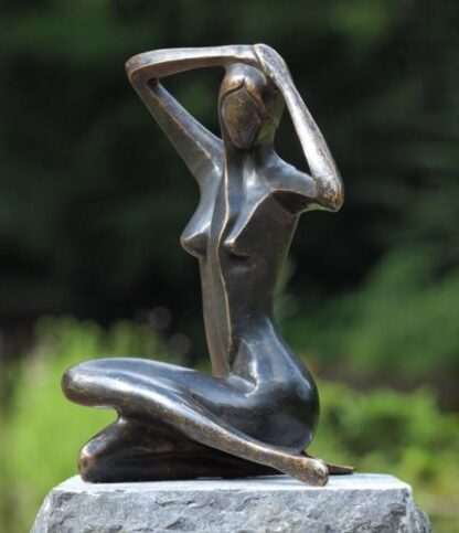 Bronzefigur Sitzende Frau*