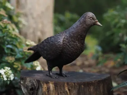 Bronzefigur Taube kopf nach oben*