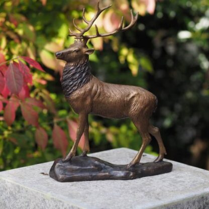 Bronzefigur stehender Hirsch auf Sockel*