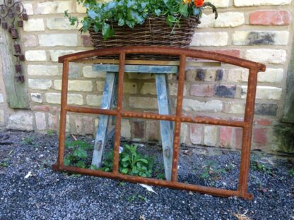 Eisenfenster mit Stichbogen -schöne Antik-Form Stallfenster für Gartenmauer*