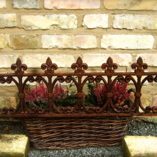 Fenstergitter schöner Blumenkasten-Halter, Ziergitter als Halterung, Beetstecker*