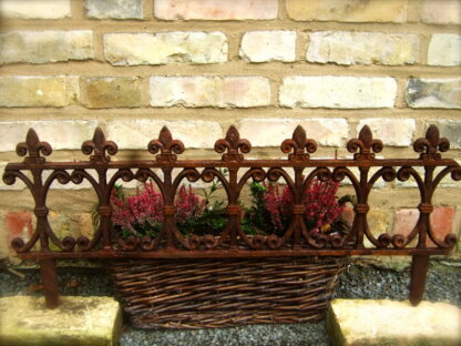 Fenstergitter schöner Blumenkasten-Halter, Ziergitter als Halterung, Beetstecker*