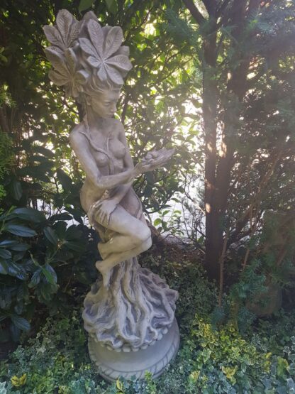 Gartenfigur Baumhüterin "KASTANIE" mit passendem Sockel im Set, Antik - Origi...*