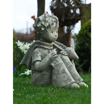 Gartenfigur Der kleine Prinz mit Schal,© de Saint-Exupéry*