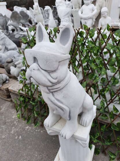 Gartenfigur Dogge "Cool" mit Brille, antik-grau*