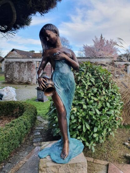 Gartenfigur "Frau mit Krug", groß, als Wasserspiel möglich aus Bronze*