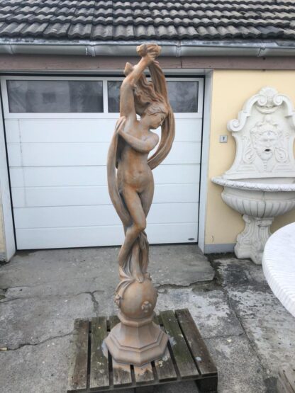 Gartenfigur Frau mit Tuch auf Kugel in Farbe*