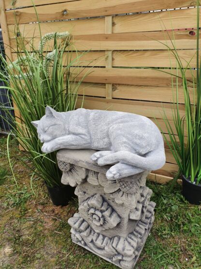 Gartenfigur Katze liegend, antik-grau*