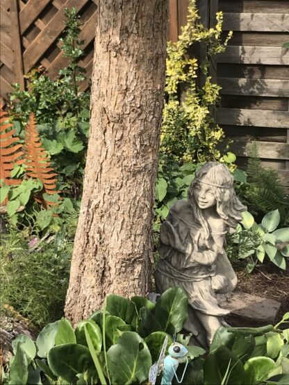 Gartenfigur Waldbewohnerin versteckt "BRÜNHILD", Steinguss - Original von Vid...*