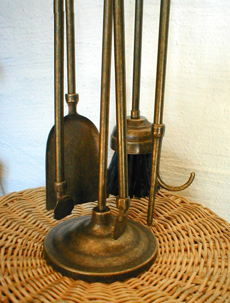 Kaminbesteck, brüniert im Antik-Stil, ländlich und dekorativ am Herdfeuer + Kaminofen*