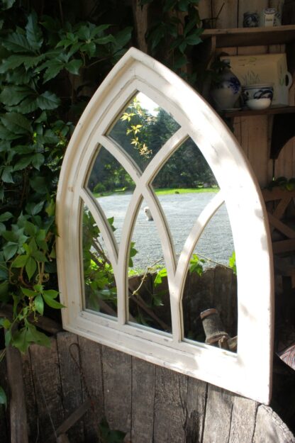 Spiegel, Spiegelfenster mit gothischem Holzrahmen​ in antik Weiß, Wandspiegel*