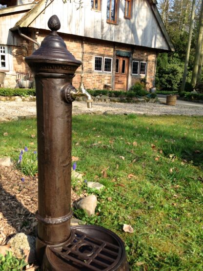 Wasser-Zapfstelle als hübscher Standbrunnen, Stehbrunnen mit Messing-Hahn*