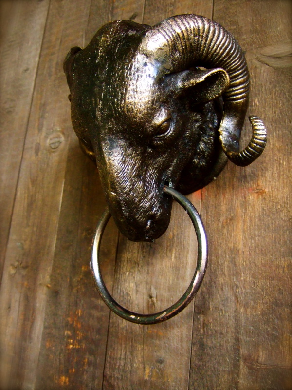 Widder Bronze-Optik als stilechte Landhaus-Deko-Widderkopf mit Anbinde-Ring*